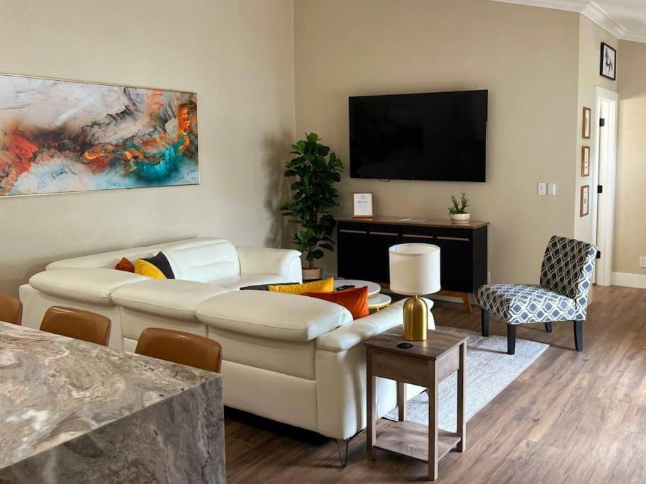 Alluring Luxury Oasis, Modern Comfort & Relaxation Wellington Exterior photo