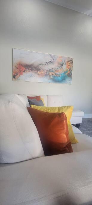 Alluring Luxury Oasis, Modern Comfort & Relaxation Wellington Exterior photo